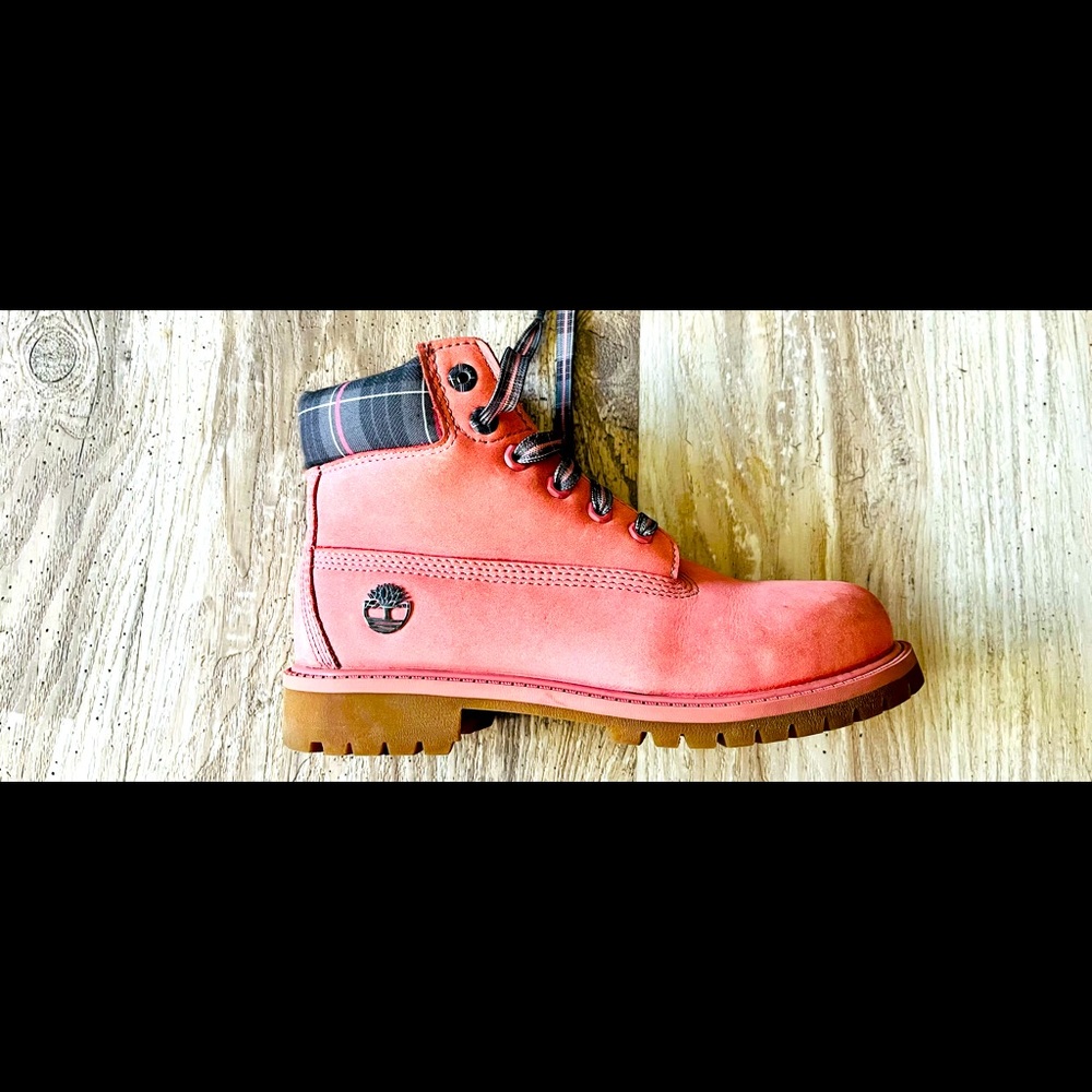 Size 3 girls 

TIMBERLAND PREMIUM 6" WATERPROOF BOOTS